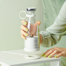 Lade das Bild in den Galerie-Viewer, Tragbarer Smoothie Blender
